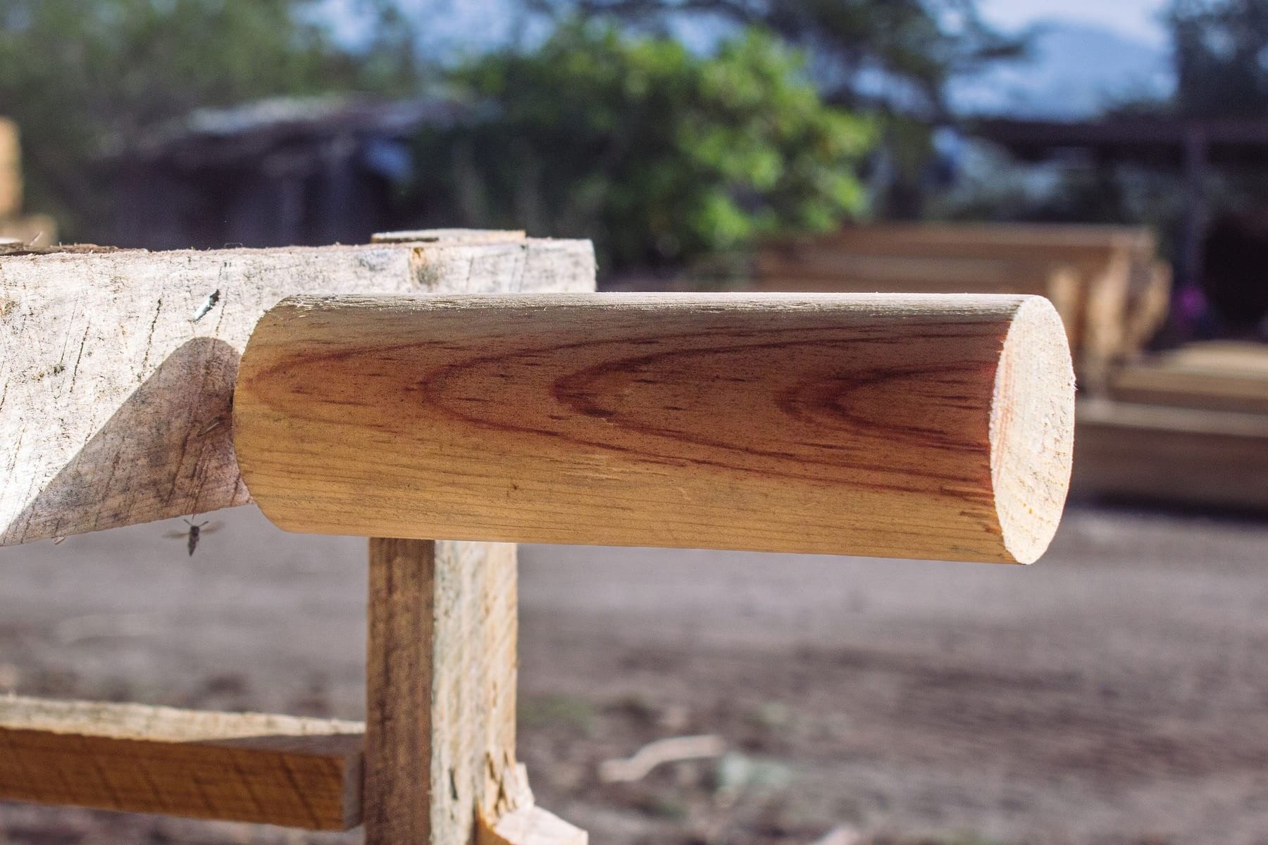 Pata de cama torneada de madera, con la veta a la vista